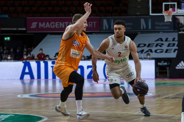 莫耶斯以其 莫耶斯以其